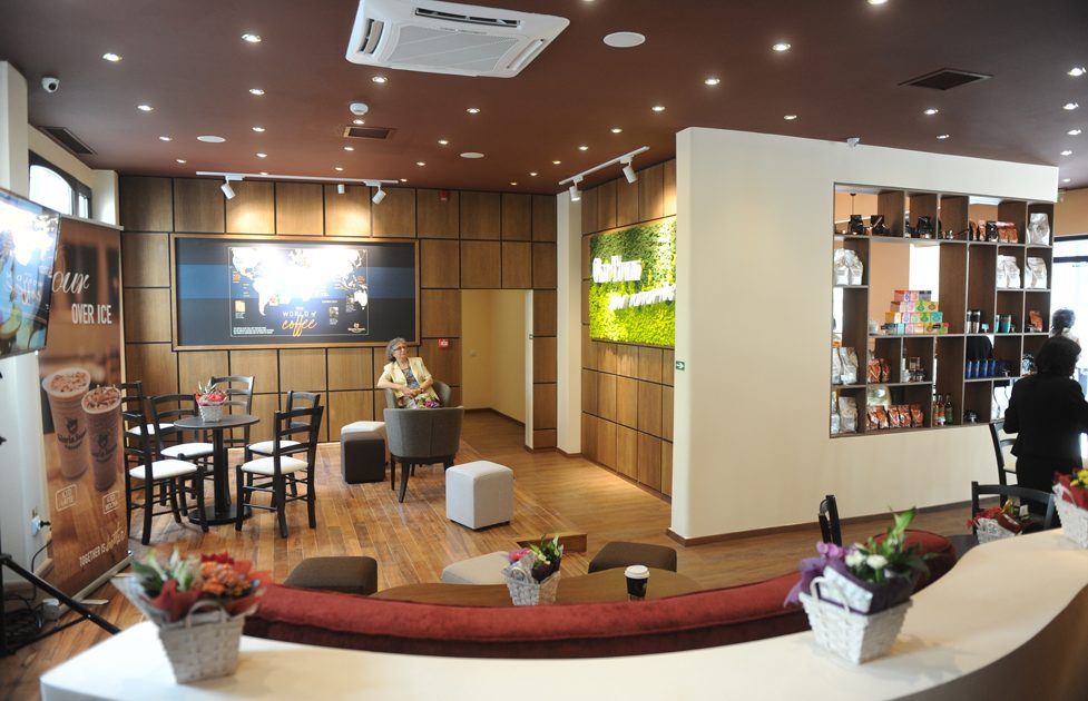 Perete din licheni stabilizați într-o cafenea-restaurant din Centrul Vechi